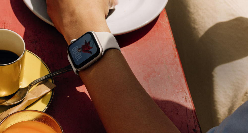 APPLE Watch SE 3 Niegasnący wyświetlacz czipowi S10 Series 11 Ultra 3 intuicyjne gesty dwukrotne stuknięcie czy kołysanie dłonią - zegarek na nagarstku