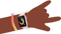 Ilustracja przedstawiająca nadgarstek dziecka z założonym Apple Watch SE 3 prezentującym na ekranie apkę Aktywność