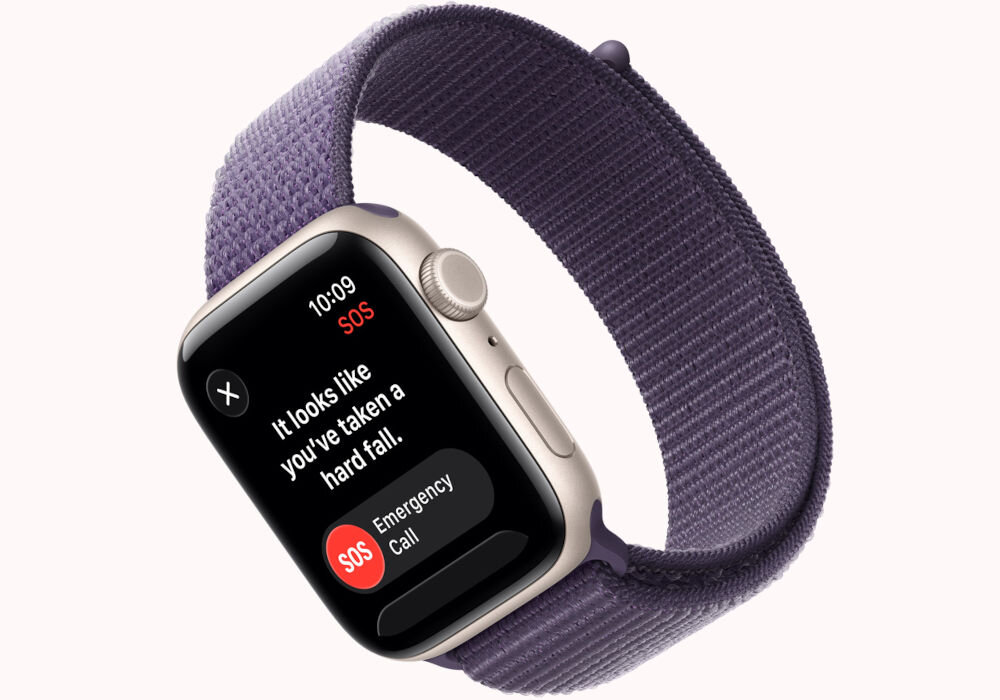 APPLE Watch SE 3 może wezwać pomoc iPhone’a Alarmowe SOS. ASAP, Wykrywanie upadków, Wykrywanie wypadków, Daj znać, Ślad w aplikacji Kompas oraz Karta medyczna - zegarek na jasnym tle
