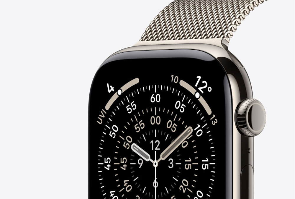 Apple Watch 11 GPS + Cellular 42mm koperta z tytanu (naturalny) + pasek sportowy rozmiar S/M (górska szarość) zbliżenie na wyświetlacz zegarka na jasnym tle niegasnący wyświetlacz Retina jasność 2000 nitów czytelność w słońcu