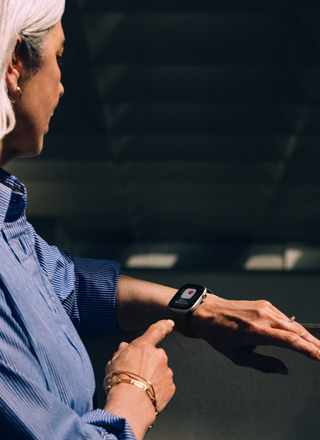 Osoba czytająca powiadomienie o&nbsp;nadciśnieniu na swoim Apple&nbsp;Watch&nbsp;11
