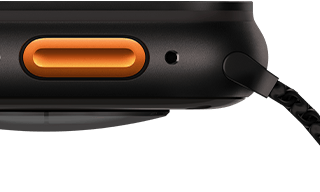 Apple&nbsp;Watch Ultra&nbsp;3 z&nbsp;kopertą z&nbsp;tytanu w&nbsp;kolorze czarnym, na tyle wypukły czujnik, widoczny lewy bok urządzenia, przycisk czynności, mikrofon