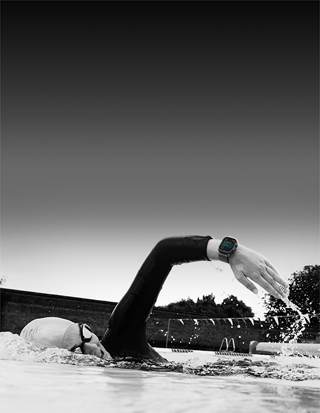 Pływaczka rejestrująca trening na Apple&nbsp;Watch Ultra&nbsp;3