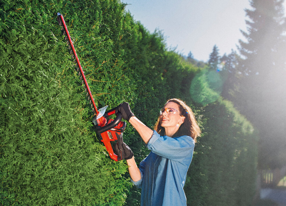 Nożyce do żywopłotu EINHELL Arcurra 18-55 Solo akumulatorowe duzy odstep miedzy zebami 18 mm ergonomiczny waski uchwyt przed z mikroprzelacznikiem oslona z wysokiej jakosci tworzywa sztucznego chroni przed odpryskami uzytkownik w pelni chroniony