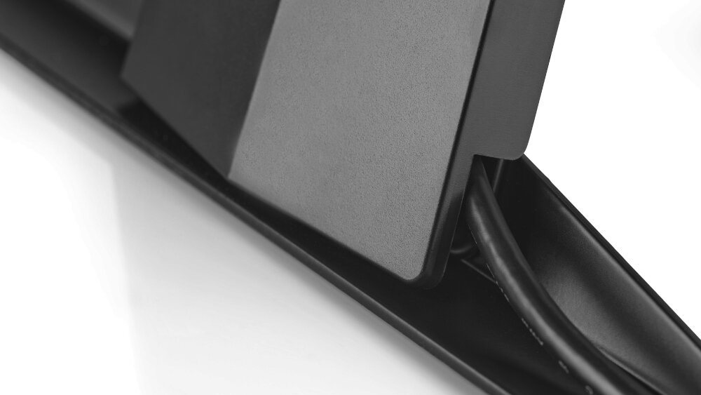 Zbliżenie na czarny element stojaka podłogowego z widocznym kablem przechodzącym przez jego wnętrze.