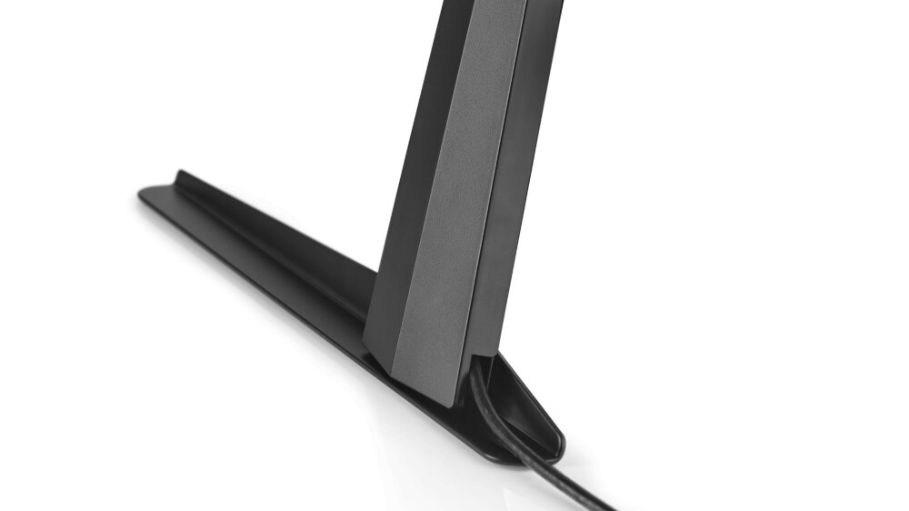 Czarny stojak podłogowy z prostokątną podstawą i przewodem wychodzącym z dolnej części. Konstrukcja jest solidna i nowoczesna.