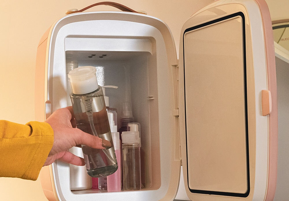 Lodówka kosmetyczna CECOTEC Bamba CoolingBeauty 6000 Mirror Różowy dla każdego miłośnika kosmetyków pojemność 6 listrów ulubione produkty wszystko pod ręką dla osób kochających pielęgnację praktyczne rozwiązanie do przechowywania kosmetyków