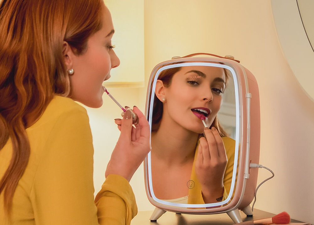 Lodówka kosmetyczna CECOTEC Bamba CoolingBeauty 6000 Mirror Różowy funkcjonalność wygoda praktyczne lustro sprawdzenie wyglądu nałożenie kosmetyków estetyka funkcjonalność