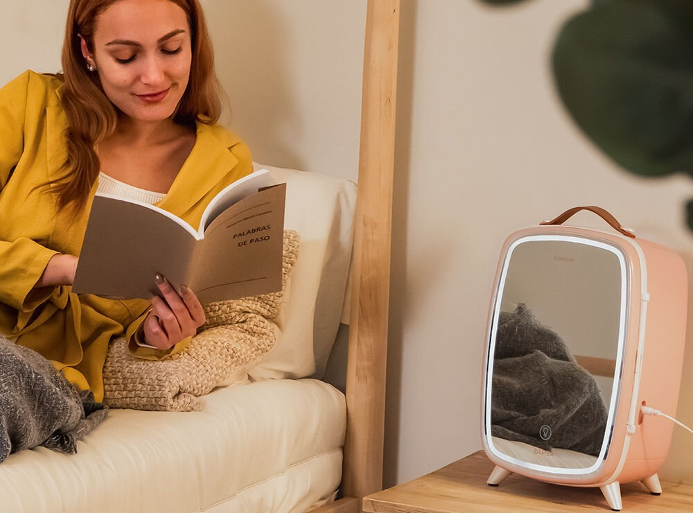 Lodówka kosmetyczna CECOTEC Bamba CoolingBeauty 6000 Mirror Różowy wbudowane oswietlenie LED trzy poziomy intensywności doskonale oświetlone wnętrze ulubione produkty oświetlenie dodanie elegancji praktyczne narzędzie stylowy dodatek