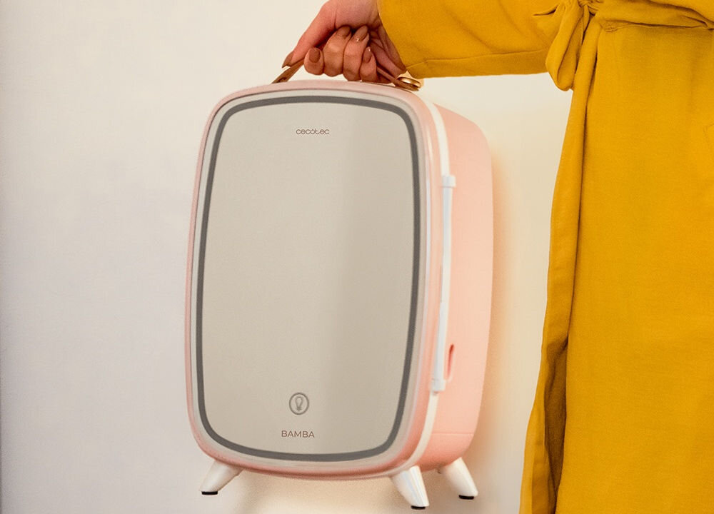 Lodówka kosmetyczna CECOTEC Bamba CoolingBeauty 6000 Mirror Różowy wewnętrzna półka uporządkowanie kosmetyków łatwe segregowanie produktów pełna kontrola uporządkowanie przestrzeni efektywność