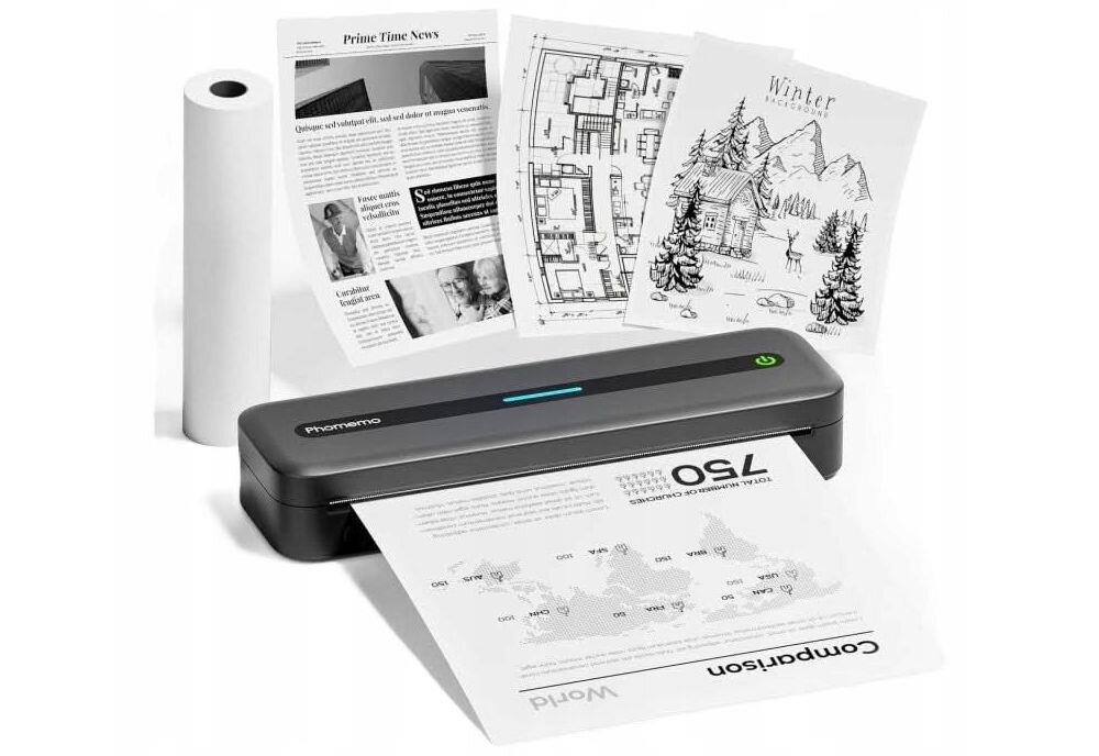 Drukarka PHOMEMO M832 Złącze USB czarny przenośna umożliwia drukowanie dokumentów i zdjęć w różnych rozmiarach bez potrzeby użycia tuszu czy tonera formaty A4, US letter przeznaczona do drukowania różnorodnych materiałów druk wyłącznie w odcieniach czarno-białych produkt na białym tle, a w tle wydruki