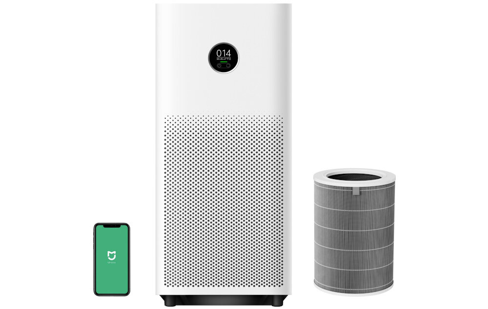 Na obrazie znajduje się biały oczyszczacz powietrza z okrągłym wyświetlaczem pokazującym wartość \'014\'. Obok niego widoczny jest cylindryczny filtr oraz smartfon z zielonym ekranem i białym logo.