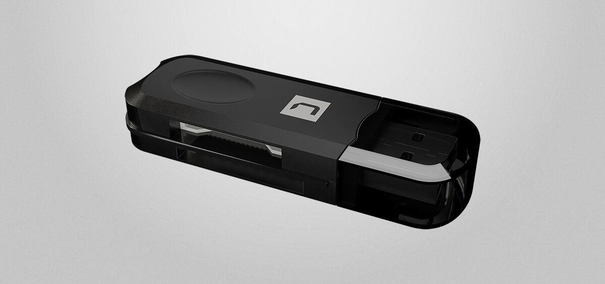 Małe czarne urządzenie z wtyczką i prostokątnym kształtem.