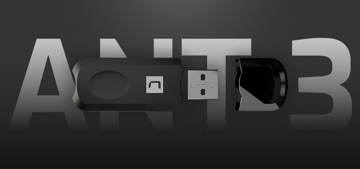 Urządzenie z wtyczką i osłoną leżącą obok na ciemnym tle.