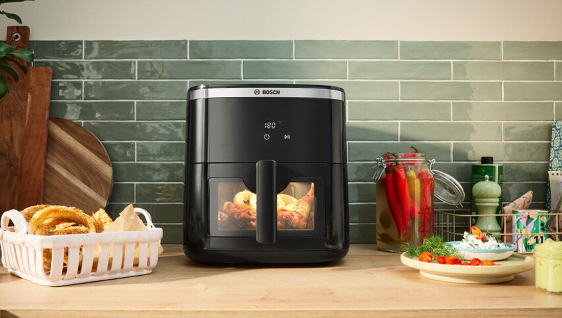Air Fryer Frytkownica beztłuszczowa BOSCH Serie 6 MAF671B1 7.2l z 7 automatycznymi programami i okienkiem do podgląd potrawy Przezroczyste okienko podświetlanym koszem obserwacja proces gotowanie praktyczne rozwiązanie