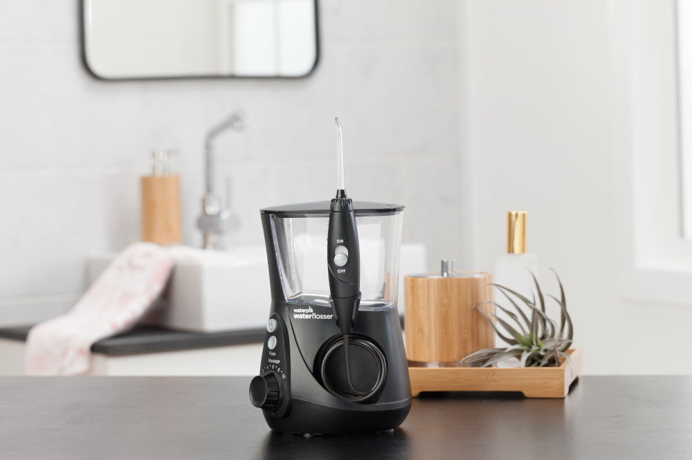Irygator stacjonarny WATERPIK WF-660 Ultra Professional (Czarny) + 6 końcówek Łatwa obsługa Wygodny uchwyt z włącznikiem obrotowa końcówka 360° czytelny panel LED