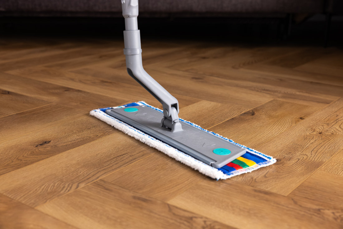 Mop płaski KARCHER TTS Ray Infinity 9.212-034.0 Kontrola dozowania płynu Przycisk spryskiwania precyzyjne dozowanie środka czyszczącego Szczelna nakrętka ochrona środek czyszczący
