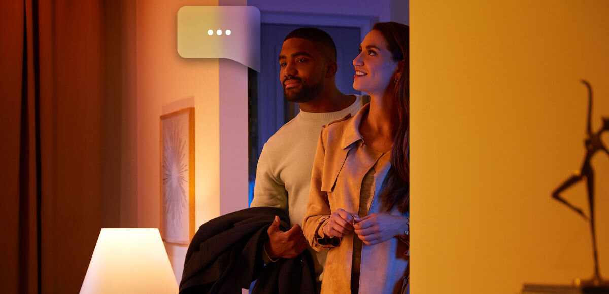Inteligentna żarówka LED PHILIPS HUE 929003856006 7W E27 Bluetooth, ZigBee (4 szt.) , aplikacja, Hue Bridge, asystent, sterowanie, para wchodzi do pokoju wydając komendę głosową