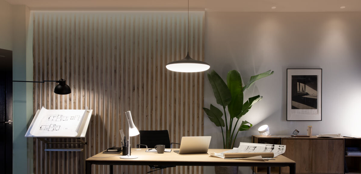 Inteligentna żarówka LED PHILIPS HUE 929003856006 7W E27 Bluetooth, ZigBee (4 szt.) , przyciski, nauka, klimat, partnerzy, bezproblemowe, pokój biurowy w tle oświetlenia białego HUE
