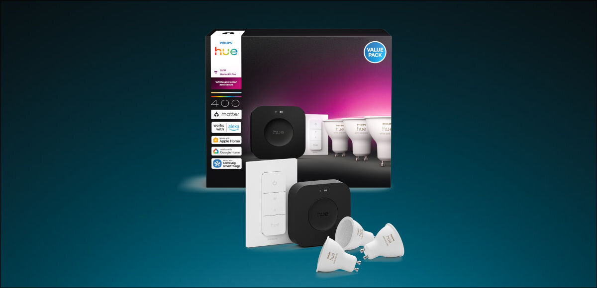 ŻARÓWKI GU10 3SZT + HUE BRIDGE PRO PHILIPS HUE WHITE AND COLOR AMBIANCE, zestaw, opakowanie, paczka, komplet, na zielonym tle zestaw hue bridge