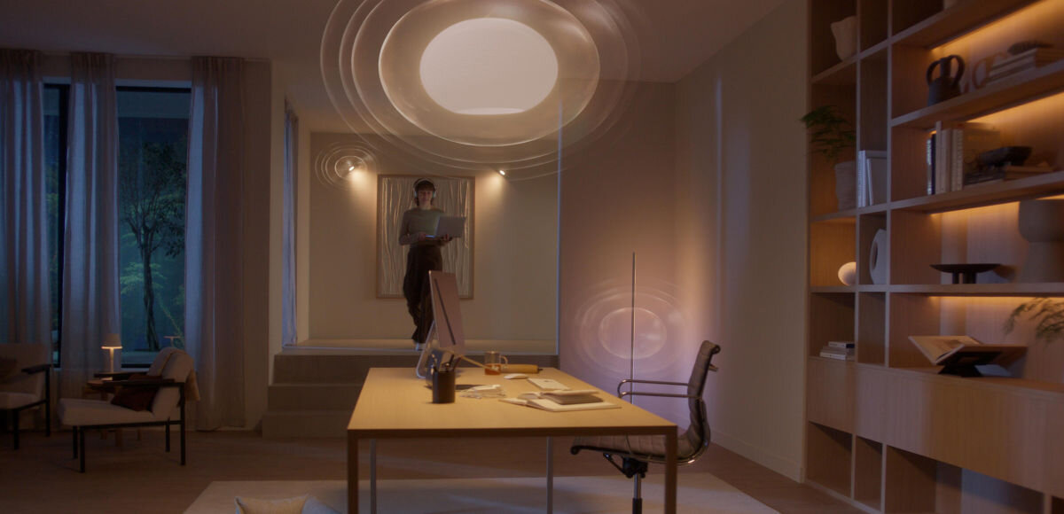 Bramka PHILIPS HUE Bridge Pro Eu, automatyczne, trzy, instalowania, czujniki, kobieta wchodzi do przedpokoju, w tle włączona lampa