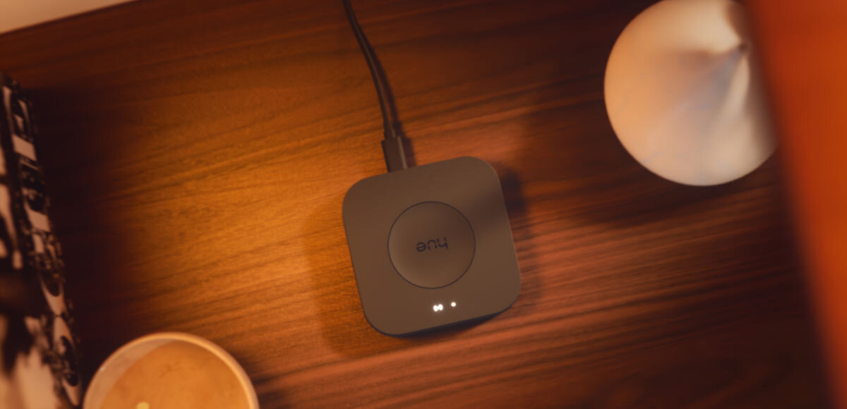 Bramka PHILIPS HUE Bridge Pro Eu, sterowanie, aplikacja, oświetlenie, powiadomienia, na drewnianym blacie huebridge leży, zdjęcie od góry