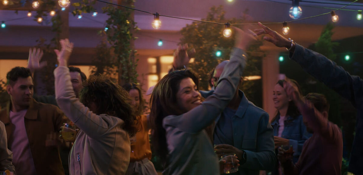 GIRLANDA OGRODOWA 14M 20 ŻARÓWEK EU PHILIPS HUE FESTAVIA, wydarzenie, kolory, przygasają, utwory, osoby tańczą na tarasie, w tle wisząca girlanda hue