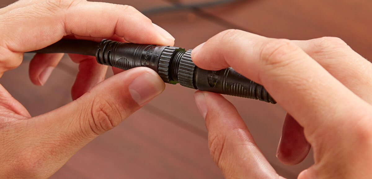 GIRLANDA OGRODOWA 14M 20 ŻARÓWEK EU PHILIPS HUE FESTAVIA , niskonapięciowe, bezpośrednio, dołączony, okablowanie, złączka girlandy trzymana w dłoniach