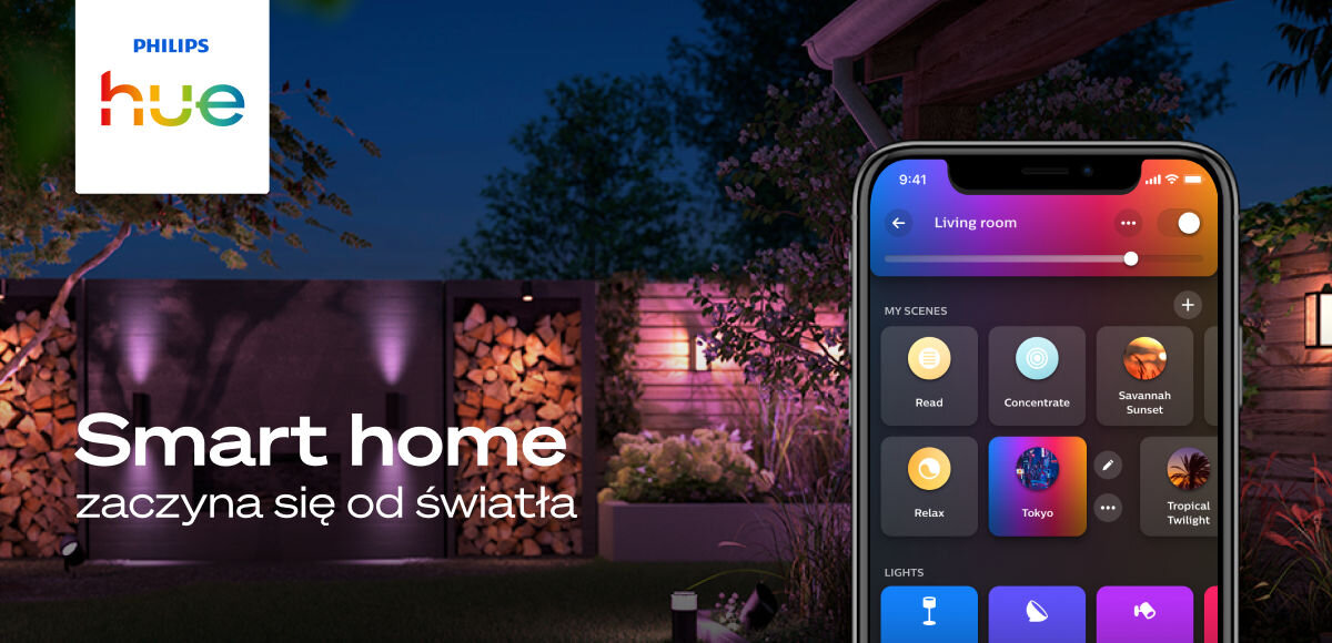 Girlanda ogrodowa PHILIPS HUE Festavia 7 m + moduł przedłużający , światło, wygoda, komfort, oświetlenia, w tle ogród oświetlony girlandą, na pierwszym planie smartfon z aplikacją i logotyp hue
