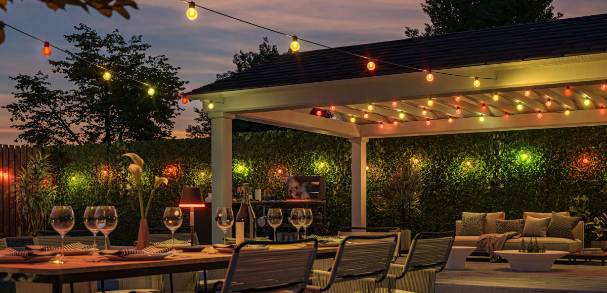 Girlanda ogrodowa PHILIPS HUE Festavia 7 m + moduł przedłużający, płomienie, wyjątkowe, świecenie, blask, taras w aranżacji wiszących girland hue