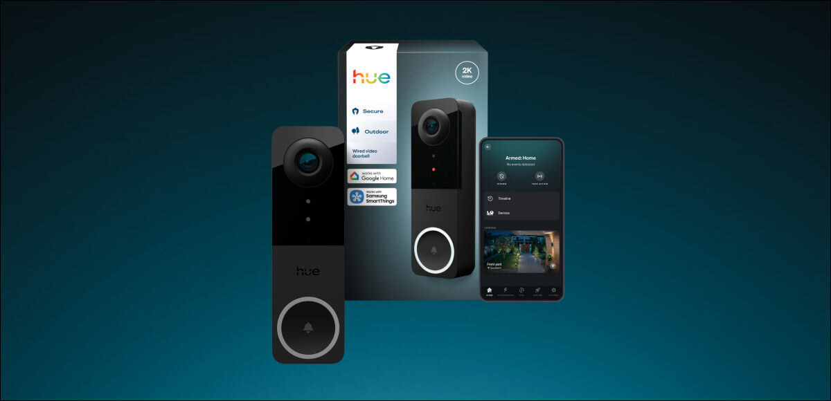 wideodzwonek PHILIPS HUE Bezprzewodowy Wi-Fi Czarny, zestaw, opakowanie, pakiet, znajduje, Zestaw wideo-domofonu Hue Secure — czarny wideodomofon, pudełko produktu oraz smartfon ze zrzutem ekranu aplikacji pokazującej podgląd z kamery.