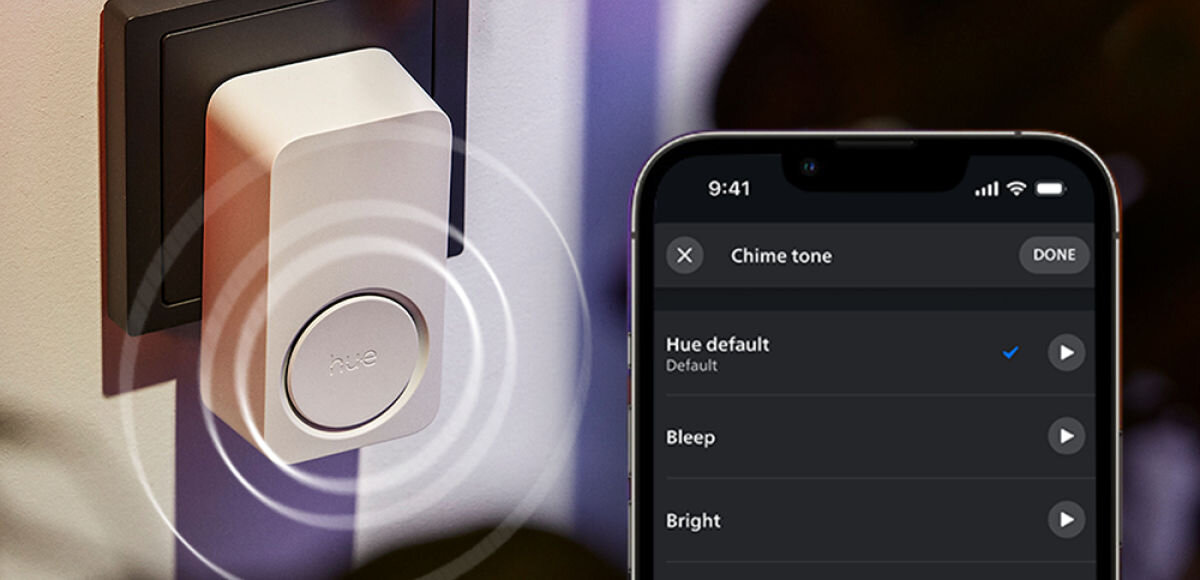 wideodzwonek PHILIPS HUE Bezprzewodowy Wi-Fi Czarny, natychmiastowe, personalizuj, zarządzaj, system, Sygnalizator Hue Secure w gniazdku oraz ekran aplikacji na smartfonie z wyborem tonu dźwięku dzwonka.