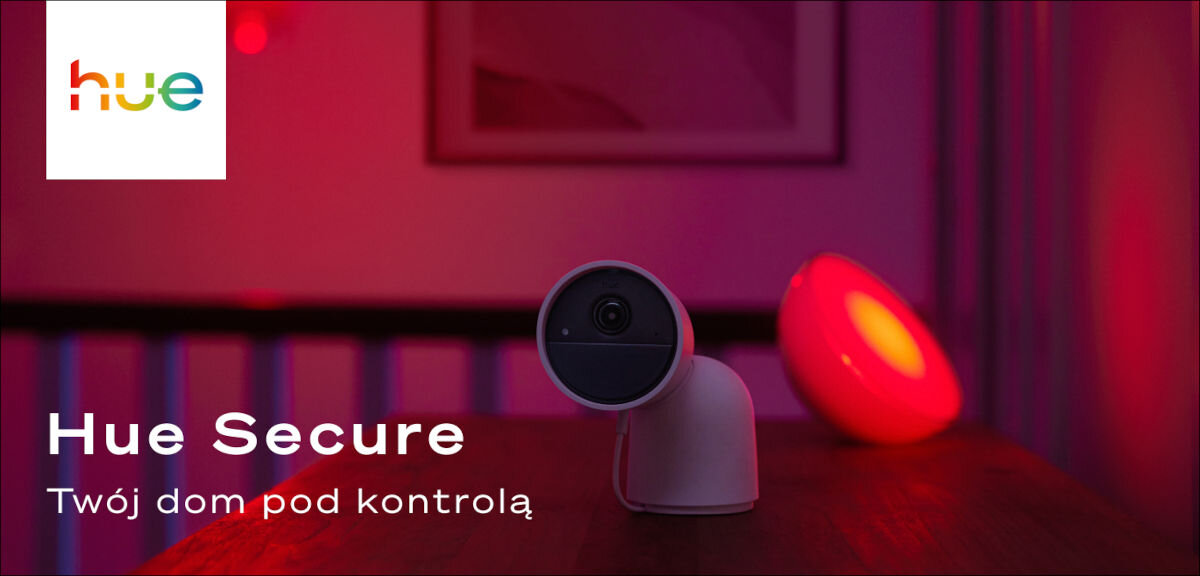Dzwonek PHILIPS HUE, oświetlenie, światło, żarówka, jasność, Reklamowa grafika systemu Hue Secure – na pierwszym planie kamera wewnętrzna Hue Secure i lampka, tło oświetlone czerwonym światłem, napis: „Hue Secure. Twój dom pod kontrolą”.