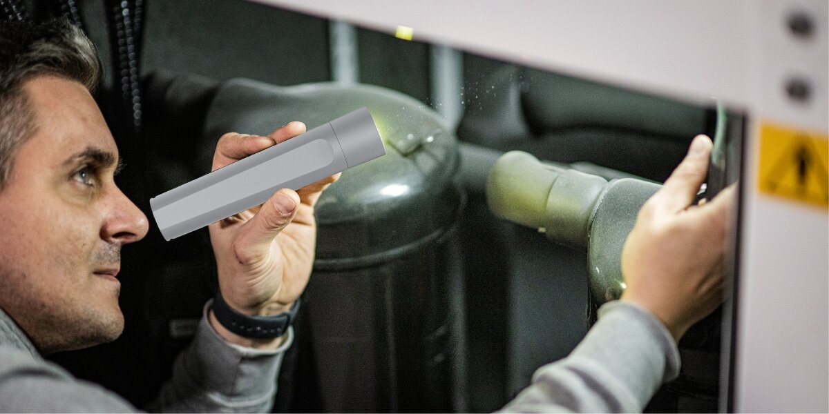 Latarka HAMA FL100 Srebrny, aluminium, LED, trwałość, wydajność, Mężczyzna używa latarki przy maszynie