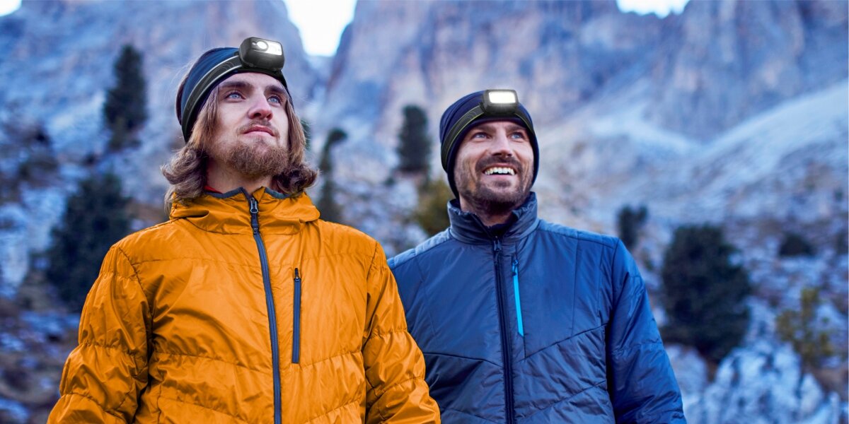 Latarka czołowa HAMA HL350, latarka, czołowa, solidność, LED, 2 mężczyzn z latarkami na głowie przemierza górzysty zimowy teren