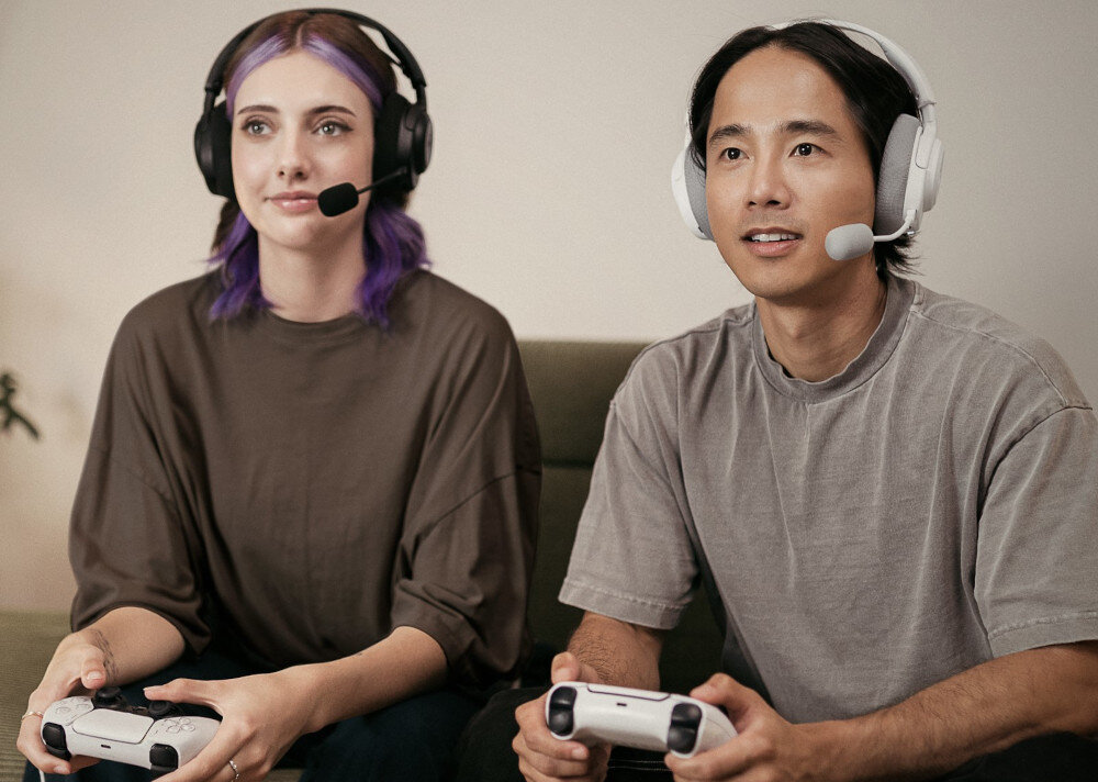 Słuchawki STEELSERIES Arctis Nova 3P - Lekka i mocna konstrukcja, osoby trzymające kontrolery w dłoni z założonymi słuchawkami