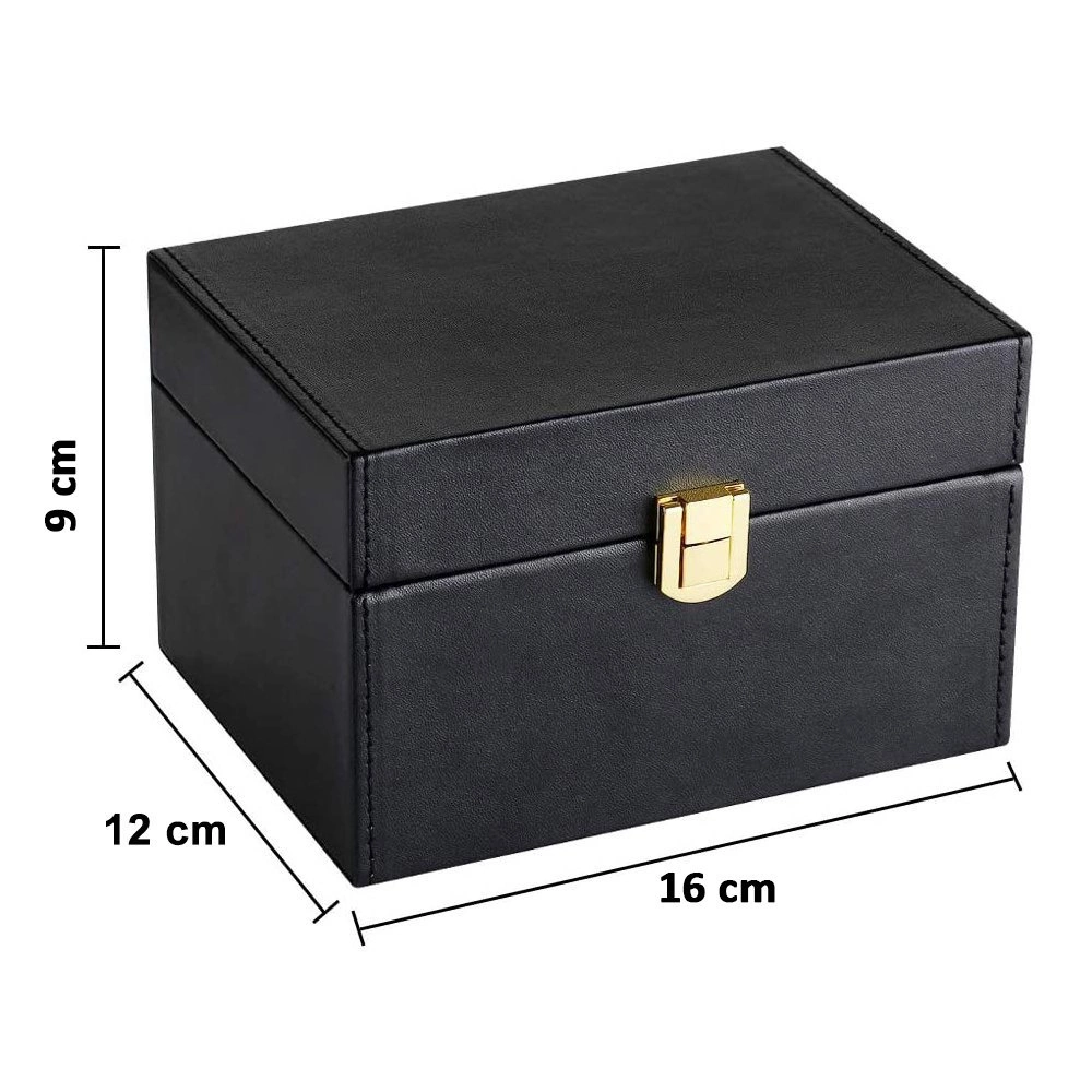 Czarne pudełko z zamkiem w kolorze złotym, o wymiarach 16 cm x 12 cm x 9 cm.