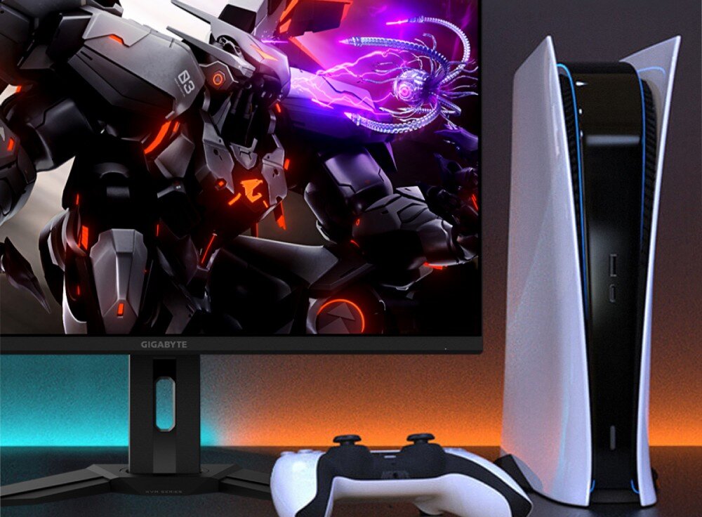 Monitor GIGABYTE M32UP Monitor wyświetlający grafikę z mechem stojący na biurku obok białej konsoli do gier i pada, złącza, HDMI