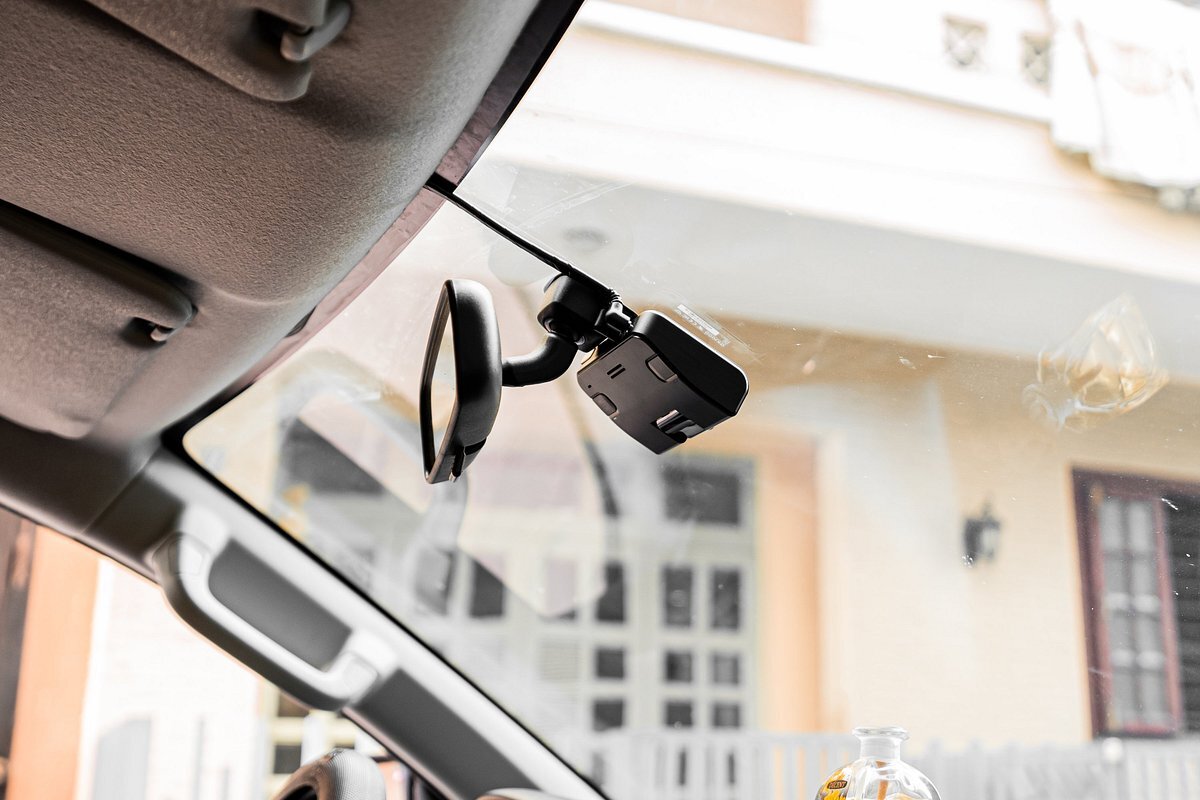 FINEVU GX400 - kamera samochodowa ustawiona na szybie za lusterkiem auta