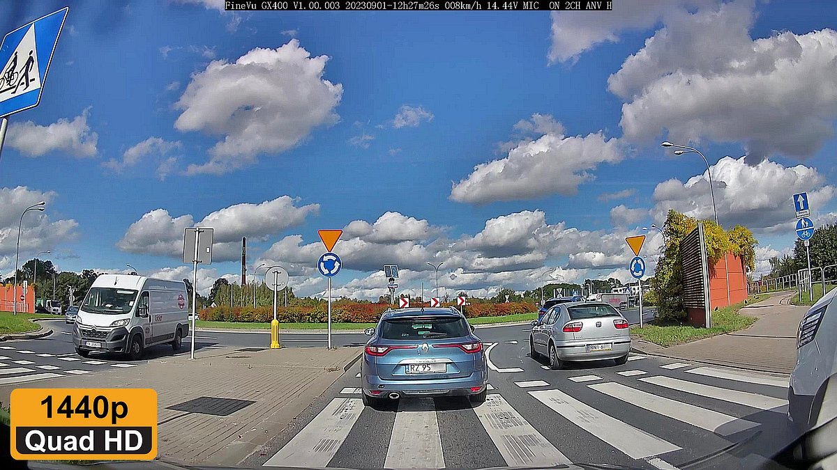 FINEVU GX400 FineVu GX400 2.5K Quad HD (2560x1440 pikseli) 30 kl/sek czterokrotnie wyższą szczegółowość obrazu standardowego HD szklanym obiektywom F/1.8 tablice rejestracyjne - Nagranie z wideorejestratora w jakości 1440p Quad HD FullHD (1920 x 1080 px), auto na drodze – widok dziennej jazdy po mieście