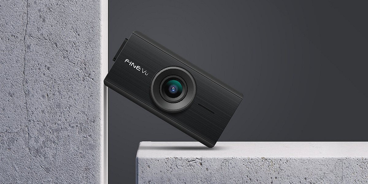 FINEVU GX35 Cloud - rejestrator w czarnym kolorze prezentowany na tle betonowego bloku i szarej ściany 