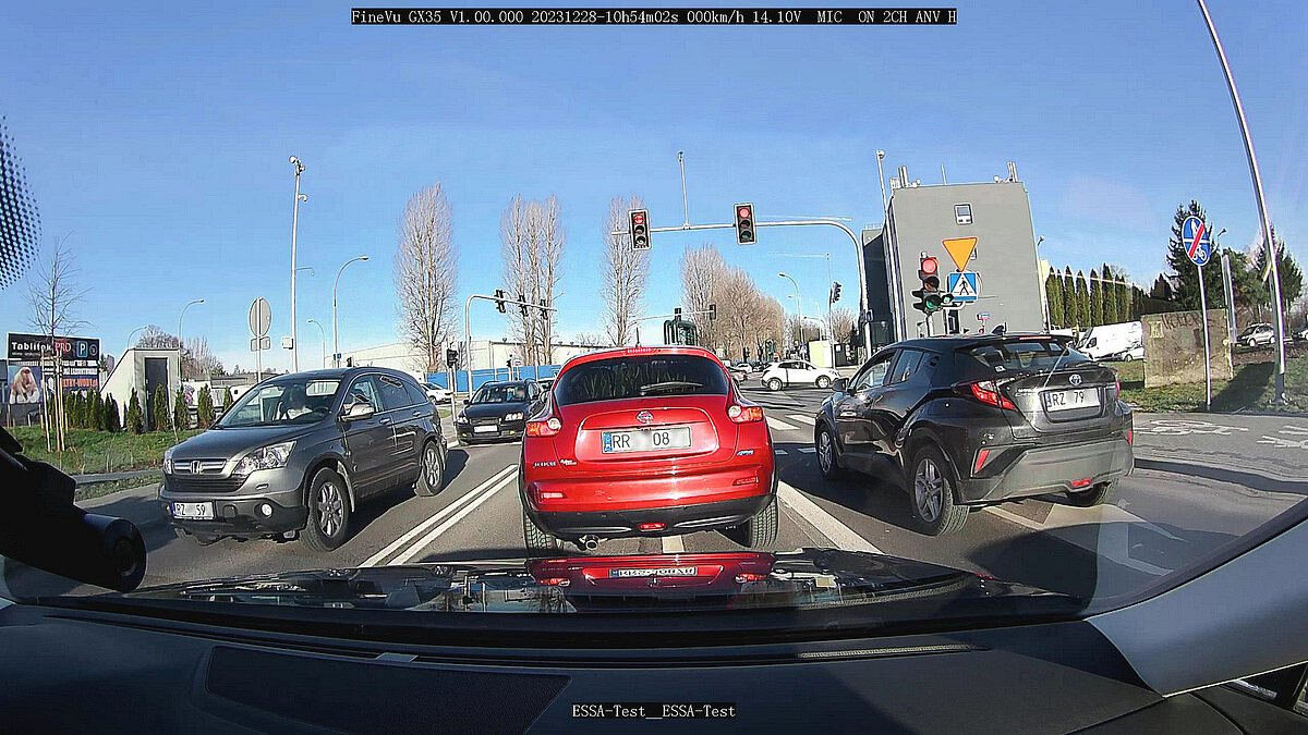 FINEVU GX35 Cloud Przednia kamera 30 kl./s 2.5K Quad HD (2560x1440 pikseli) tylna w FullHD szklanym obiektywom F/1.8 tablice rejestracyjne - obraz z przedniej kamery wideorejestratora