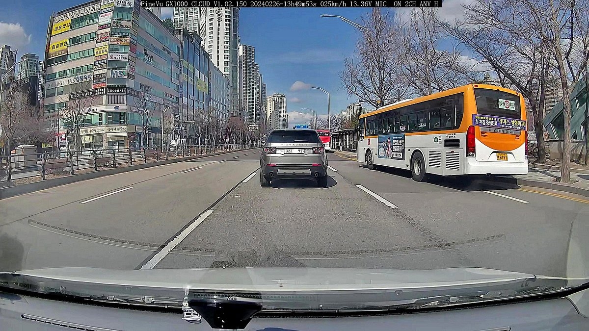 FINEVU GX1000 FineVu GX1000 2.5K Quad HD (2560x1440 pikseli) 30 kl/sek czterokrotnie wyższą szczegółowość obrazu standardowego HD szklanym obiektywom F/1.8 tablice rejestracyjne - Nagranie z wideorejestratora w jakości 1440p Quad HD, auto na drodze – widok dziennej jazdy po mieście