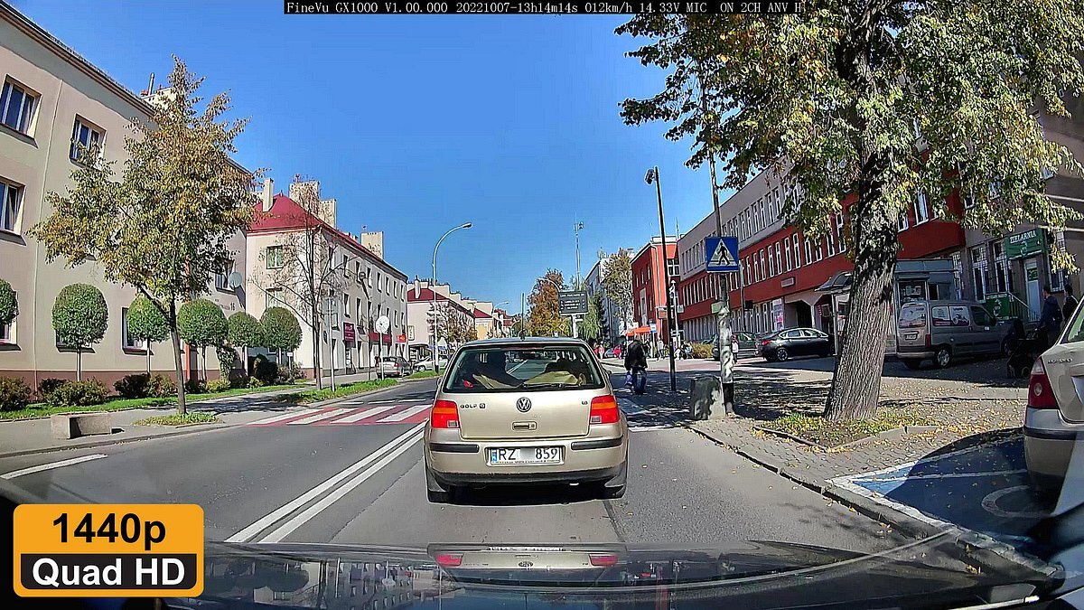 FINEVU GX1000 FineVu GX1000 2.5K Quad HD (2560x1440 pikseli) 30 kl/sek czterokrotnie wyższą szczegółowość obrazu standardowego HD szklanym obiektywom F/1.8 tablice rejestracyjne - Nagranie z wideorejestratora w jakości 1440p Quad HD, auto na drodze – widok dziennej jazdy po mieście