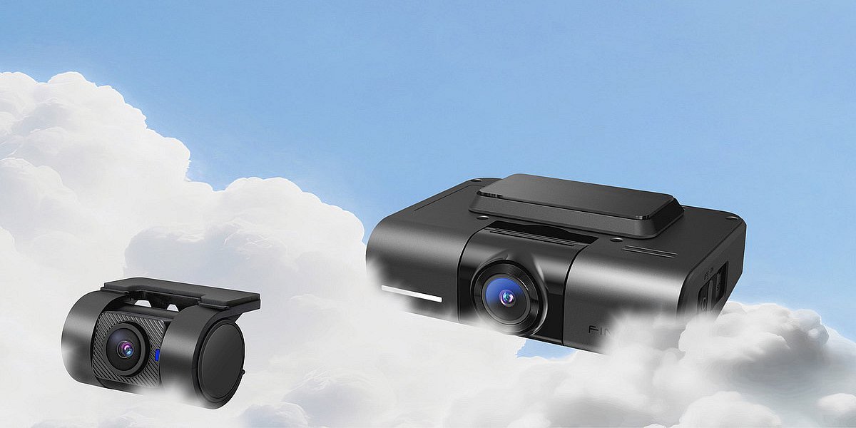 FINEVU GX1000 - Przednia i tylna kamera samochodowa ustawione na pudełku z napisem GX1000, w tle maska auta