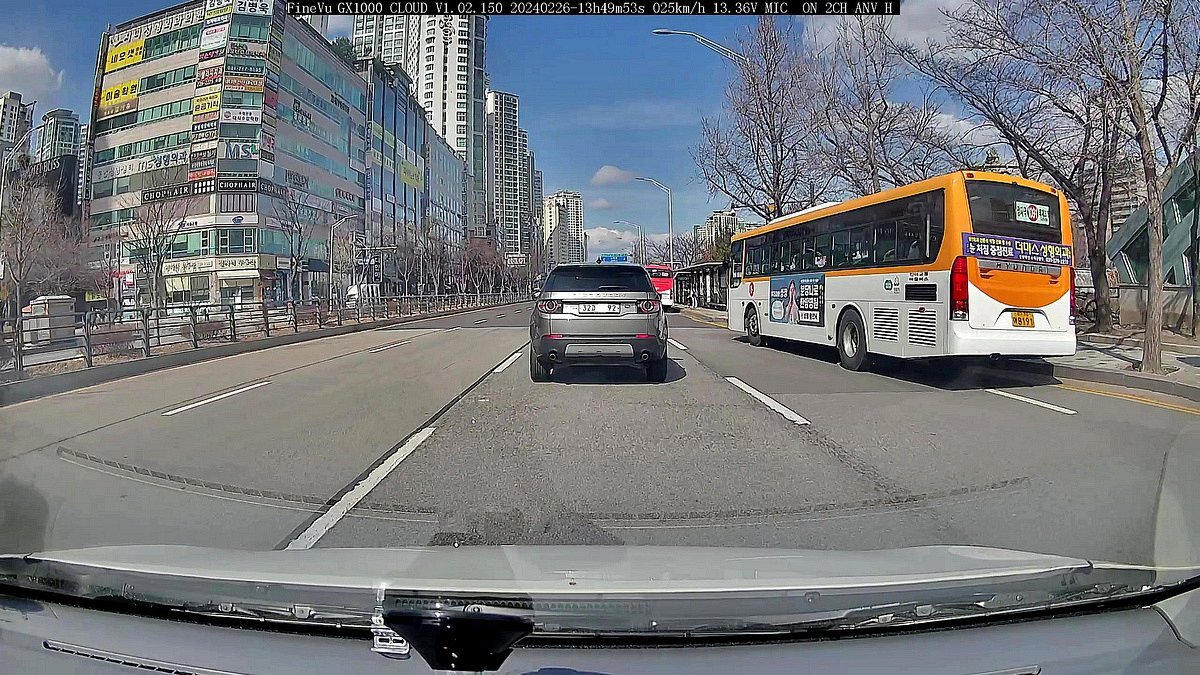 FINEVU GX1000 FineVu GX1000 2.5K Quad HD (2560x1440 pikseli) 30 kl/sek czterokrotnie wyższą szczegółowość obrazu standardowego HD szklanym obiektywom F/1.8 tablice rejestracyjne - Nagranie z wideorejestratora w jakości 1440p Quad HD, auto na drodze – widok dziennej jazdy po mieście