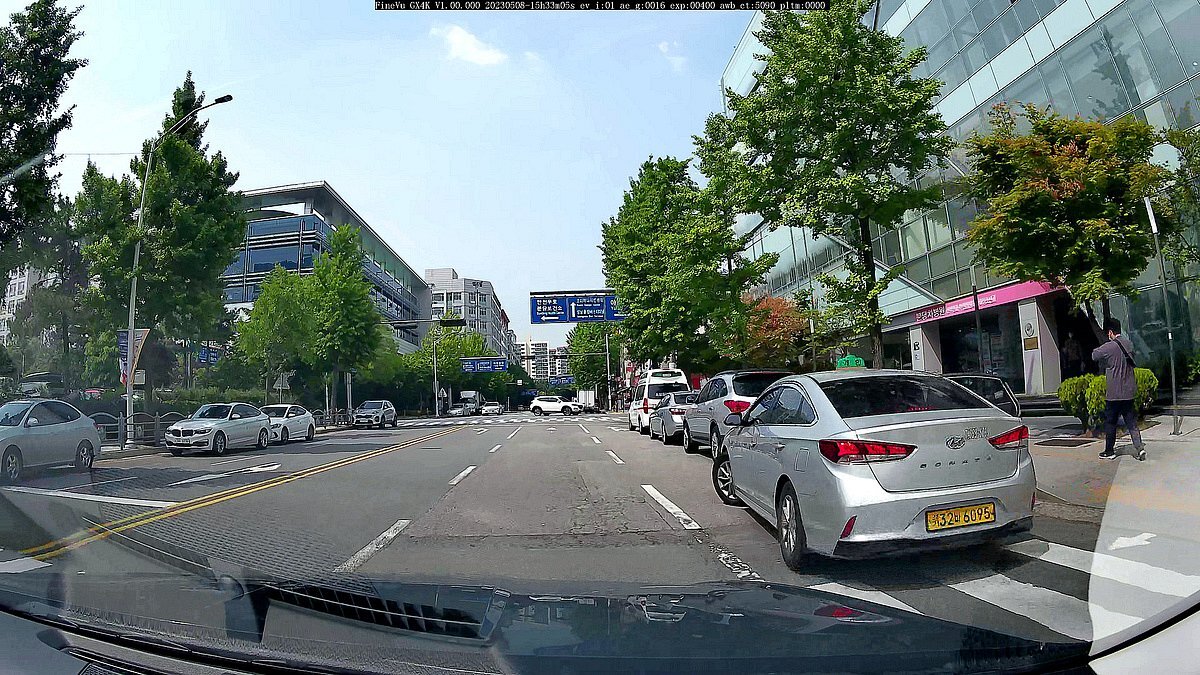 FINEVU GX4K 4K Ultra HD (3840x2160 pikseli) FullHD 30 kl./s szklanym obiektywom F/1.8 tablice rejestracyjne - obraz z wideorejestratora na ulicy, widoczny ruch samochodowy