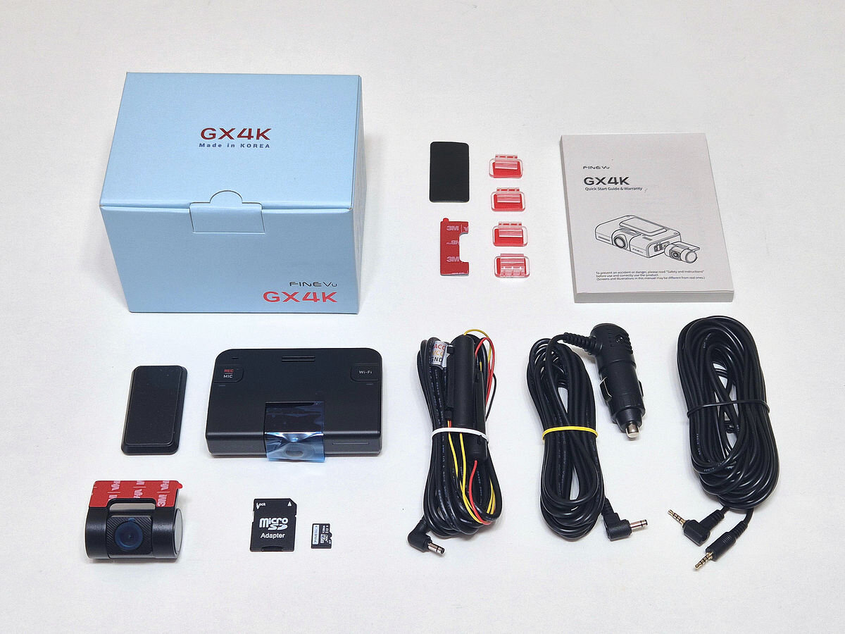 FINEVU GX4K FINEVU GX4K kamera tylna, kabel zasilania do gniazda zapalniczki, kabel zasilania do instalacji pojazdu 3-przewodowy (do <b>Trybu Parkingowego</b>), kabel do tylnej kamery, karta pamięci FineVu 128 GB z adapterem, akcesoria montażowe oraz dokumentacja