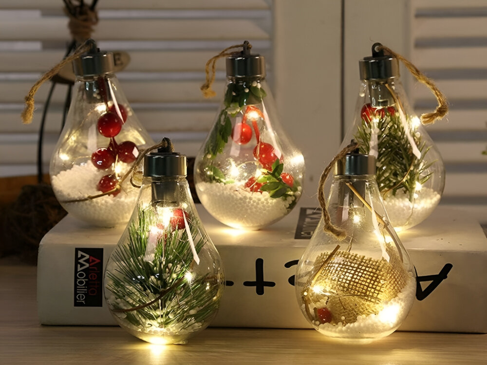 Lampka świąteczna BELINE Żarówka Model 2, światło, klimat, święta, dekoracja, lampki stoją na książce i blacie, świecą