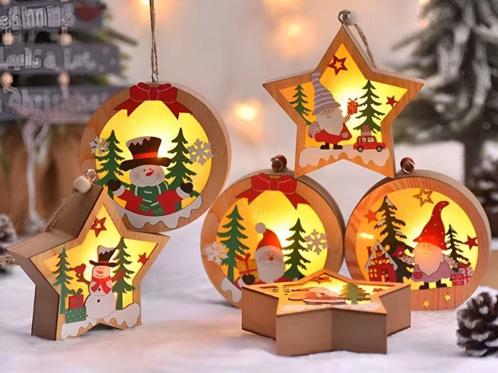 Dekoracja świąteczna BELINE Mikołaj Okrągła Bateryjne, komfort, święta, ozdoba, ciepło, w tle klimat świąteczny, na pierwszym planie dekoracje w różnych modelach świecą